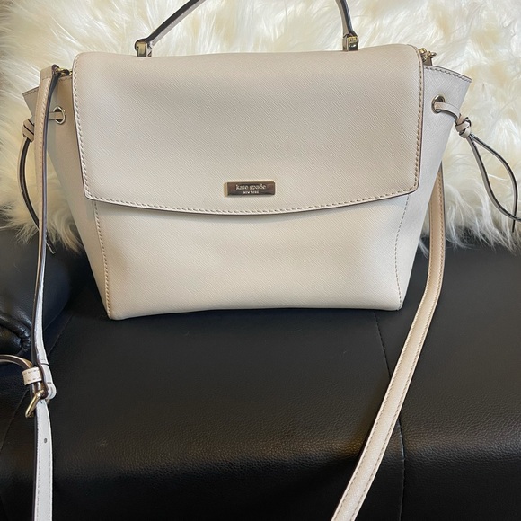 Kate Spade Wallet & Shoulder Bag
Perfect size for all the things 😁 - Picture 3 of 8